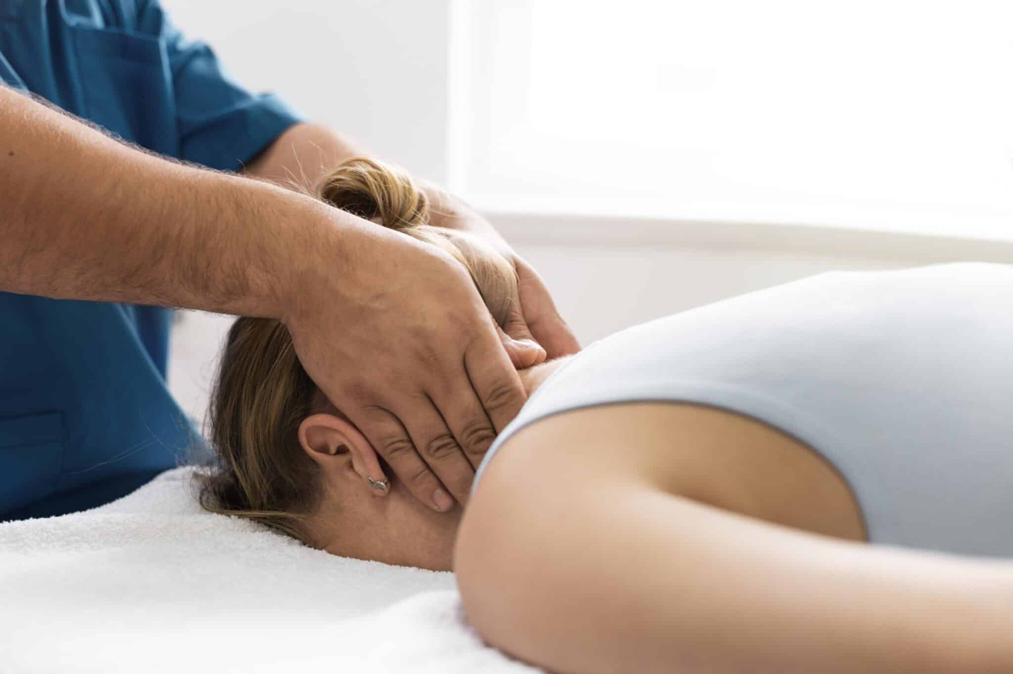 Femme recevant une séance d'ostéopathie ou de thérapie manuelle